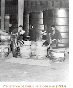 Preparando os barris para carregar (1930)